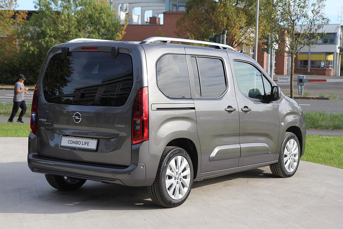 2018_Opel_Combo_life_rear_half_right_Ruesselsheim_LWEOS1812